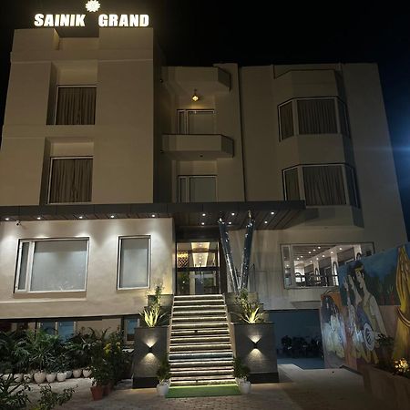Hotel Sainik Grand Varanasi Dış mekan fotoğraf