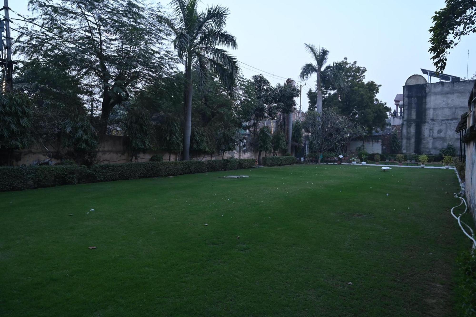 Hotel Sainik Grand Varanasi Dış mekan fotoğraf