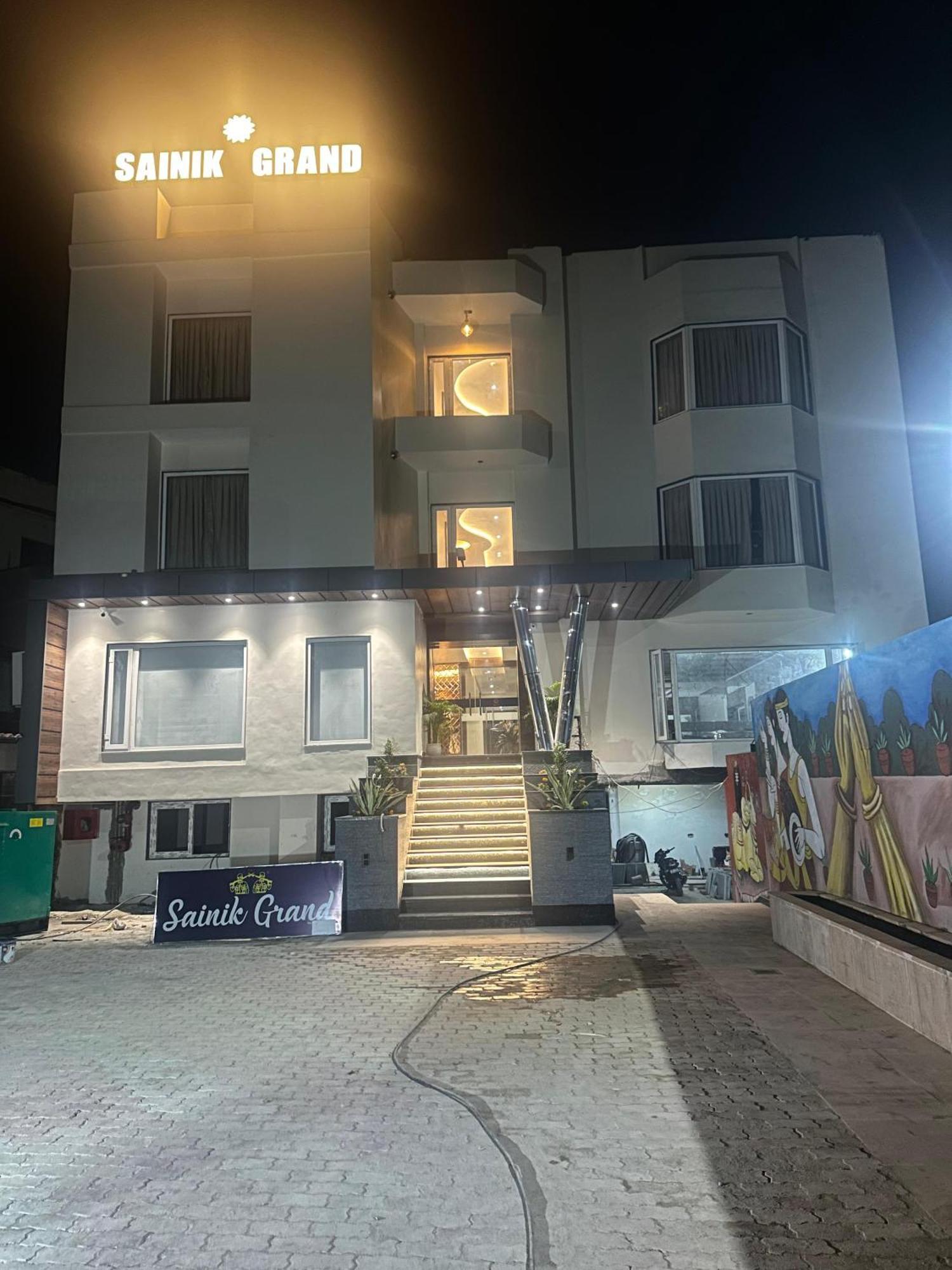 Hotel Sainik Grand Varanasi Dış mekan fotoğraf