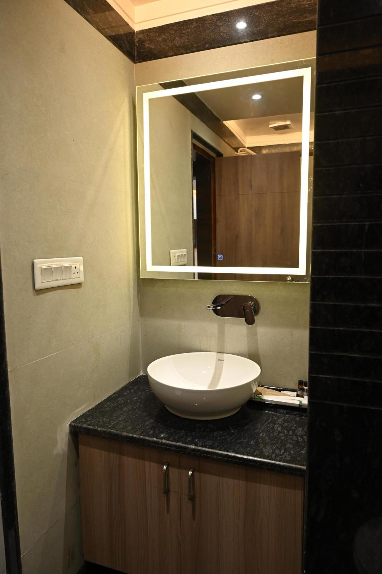 Hotel Sainik Grand Varanasi Dış mekan fotoğraf
