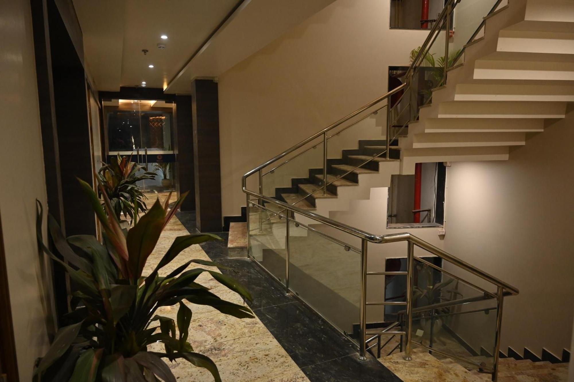 Hotel Sainik Grand Varanasi Dış mekan fotoğraf