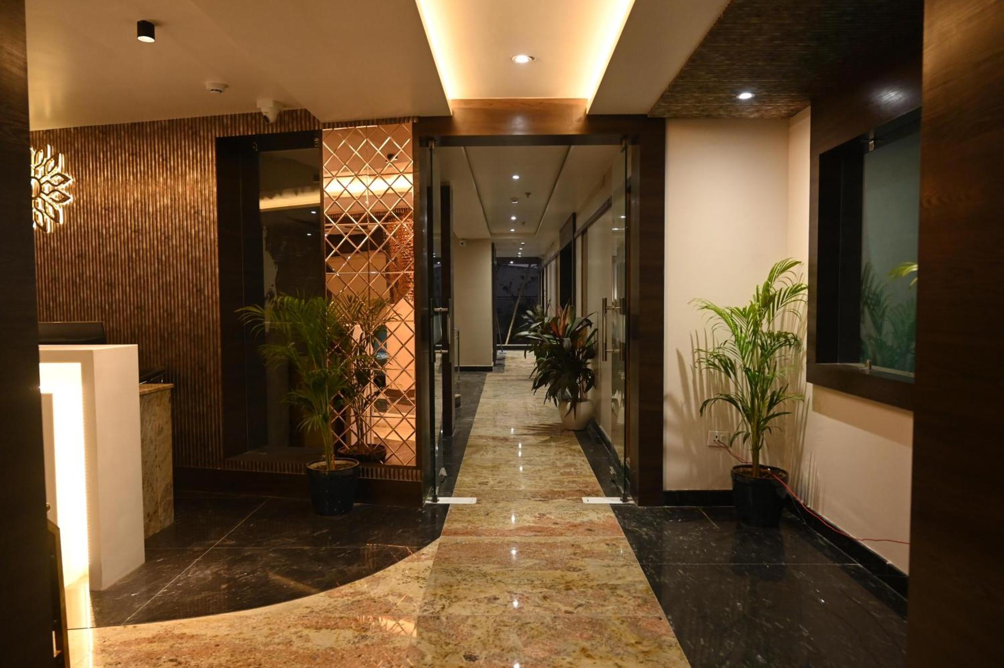 Hotel Sainik Grand Varanasi Dış mekan fotoğraf