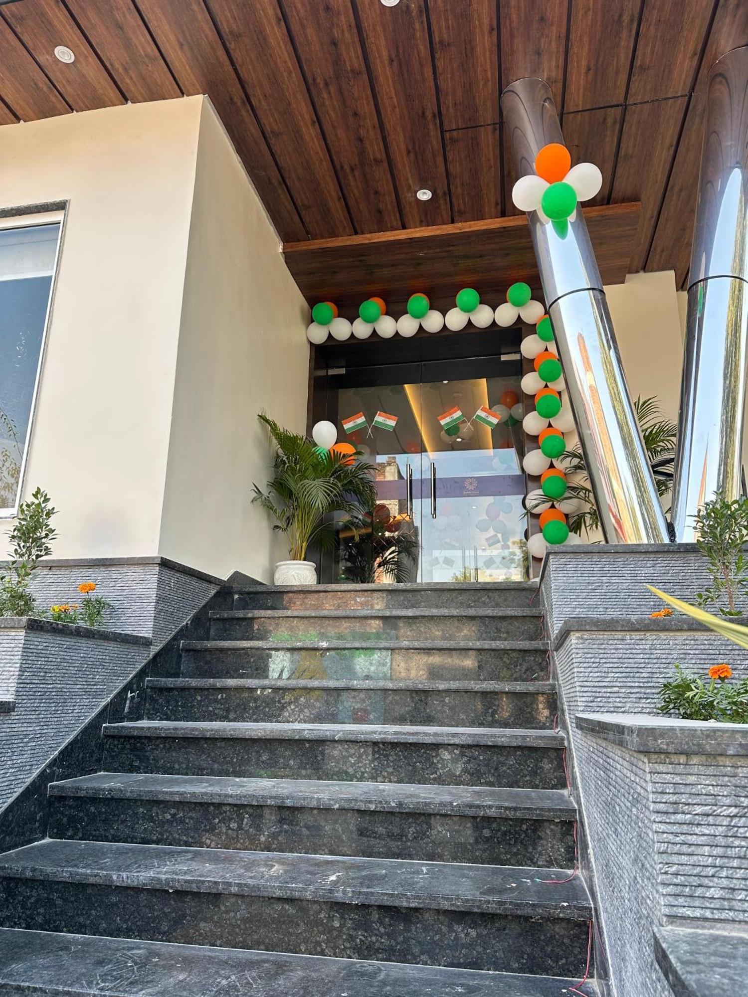Hotel Sainik Grand Varanasi Dış mekan fotoğraf