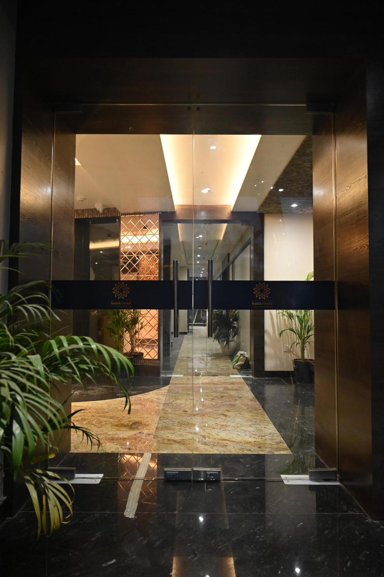 Hotel Sainik Grand Varanasi Dış mekan fotoğraf