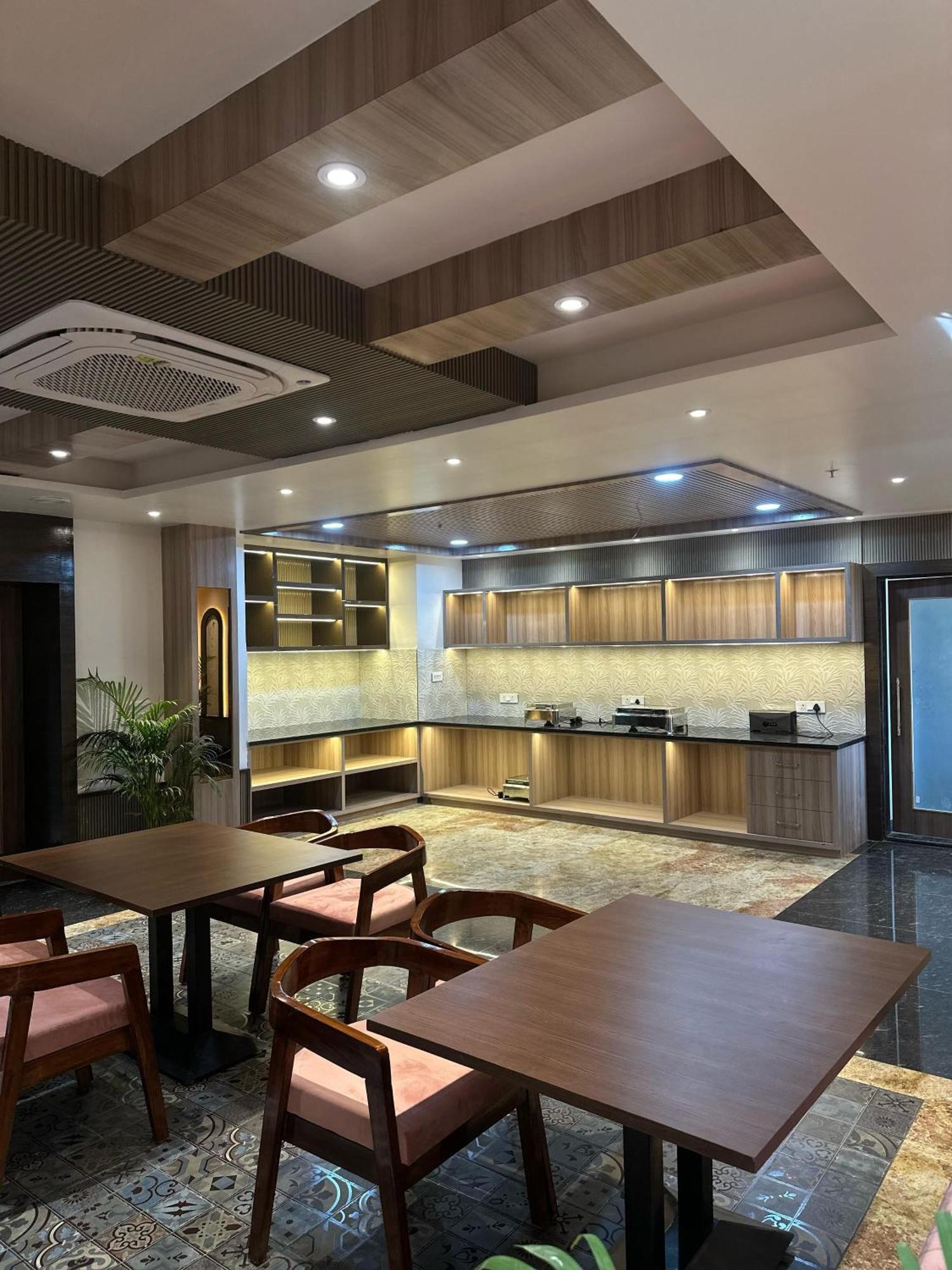Hotel Sainik Grand Varanasi Dış mekan fotoğraf