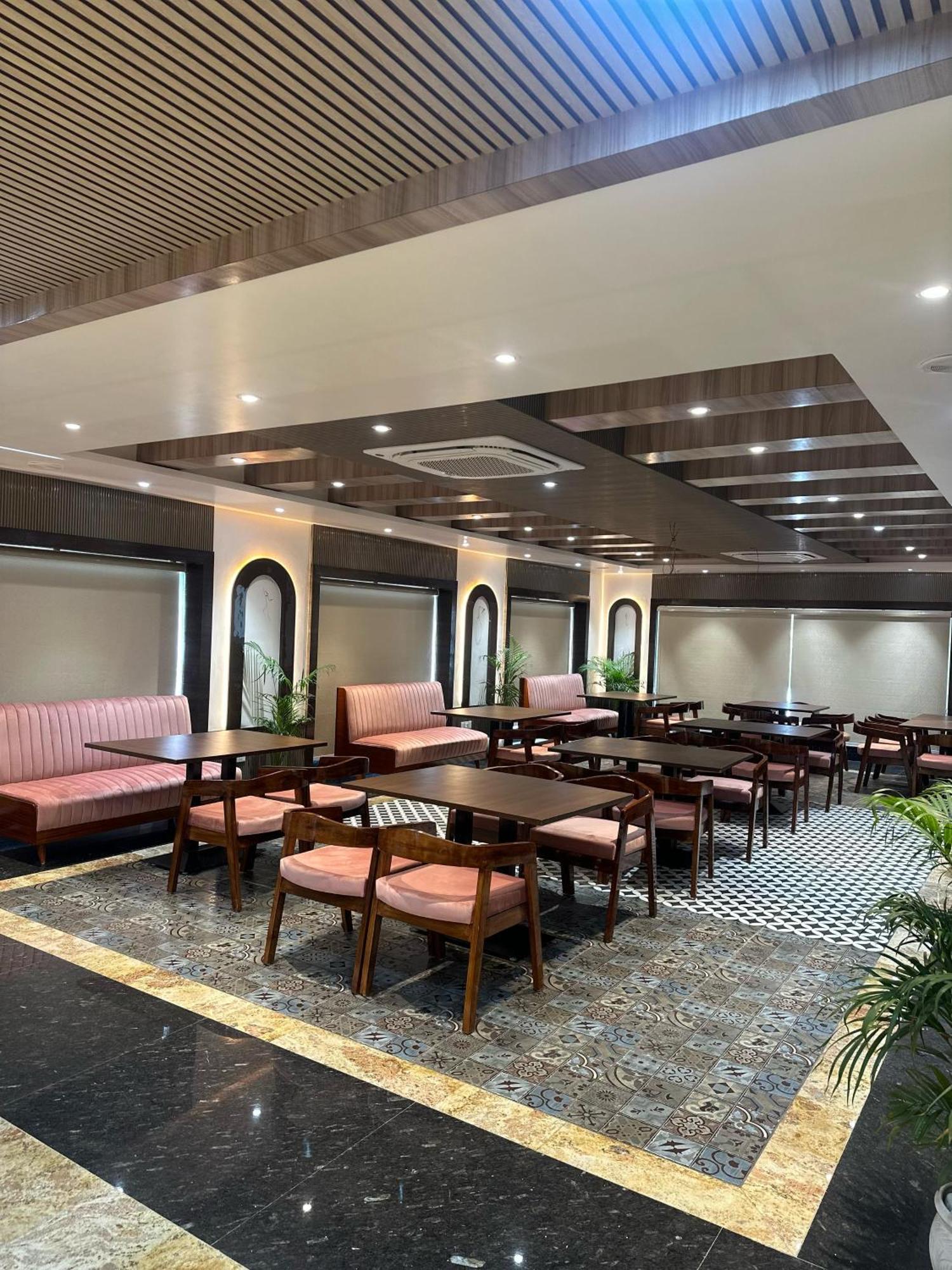 Hotel Sainik Grand Varanasi Dış mekan fotoğraf