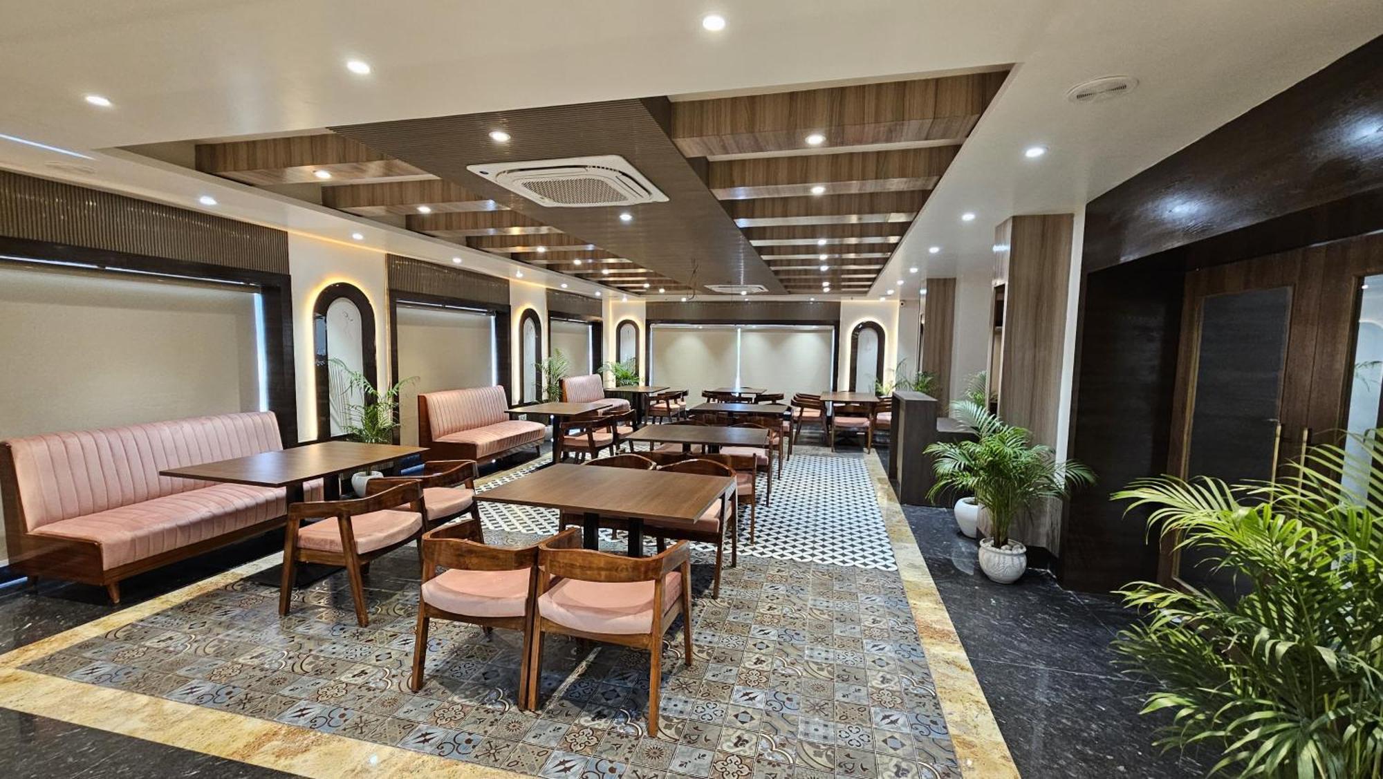 Hotel Sainik Grand Varanasi Dış mekan fotoğraf