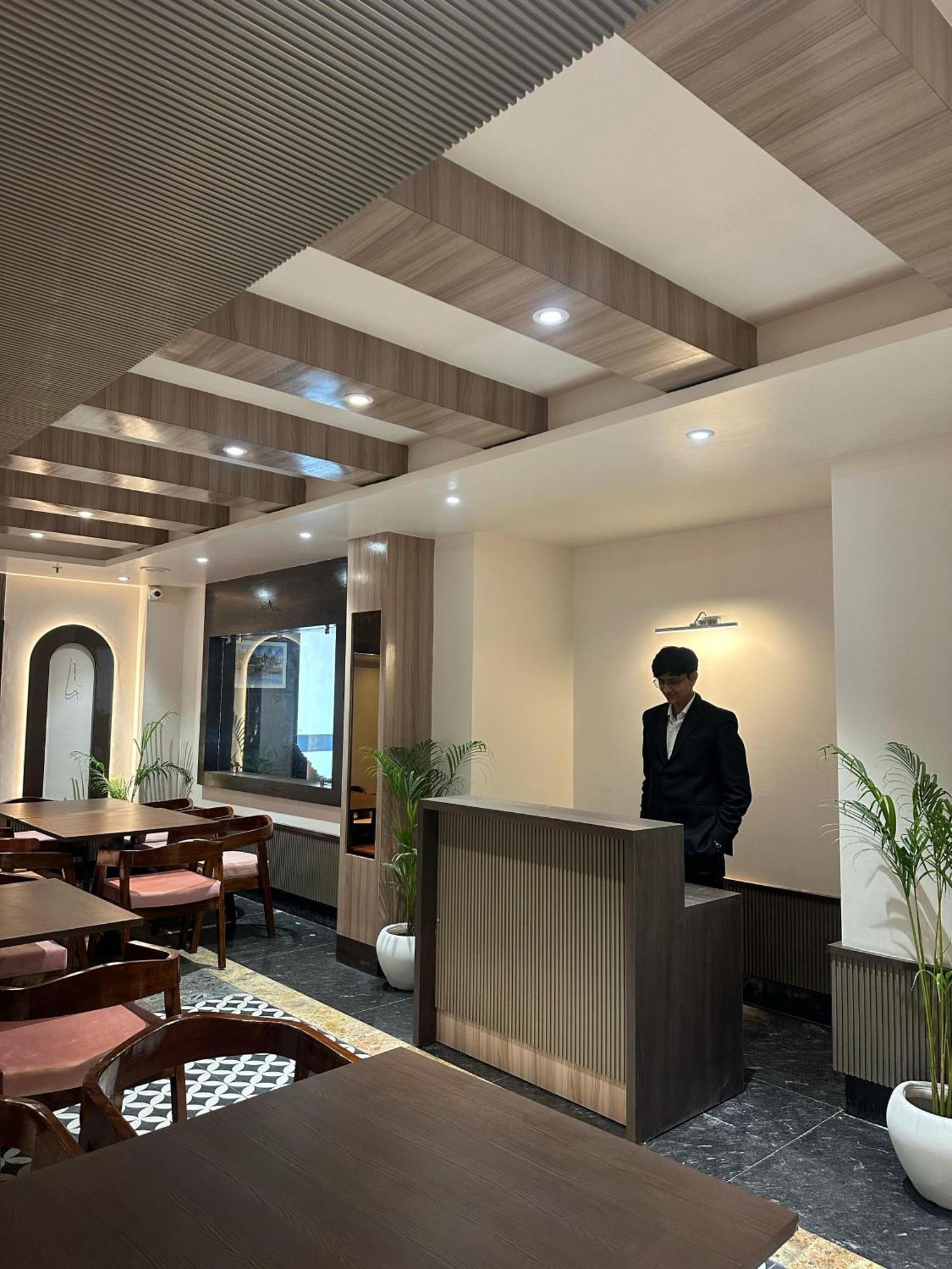 Hotel Sainik Grand Varanasi Dış mekan fotoğraf