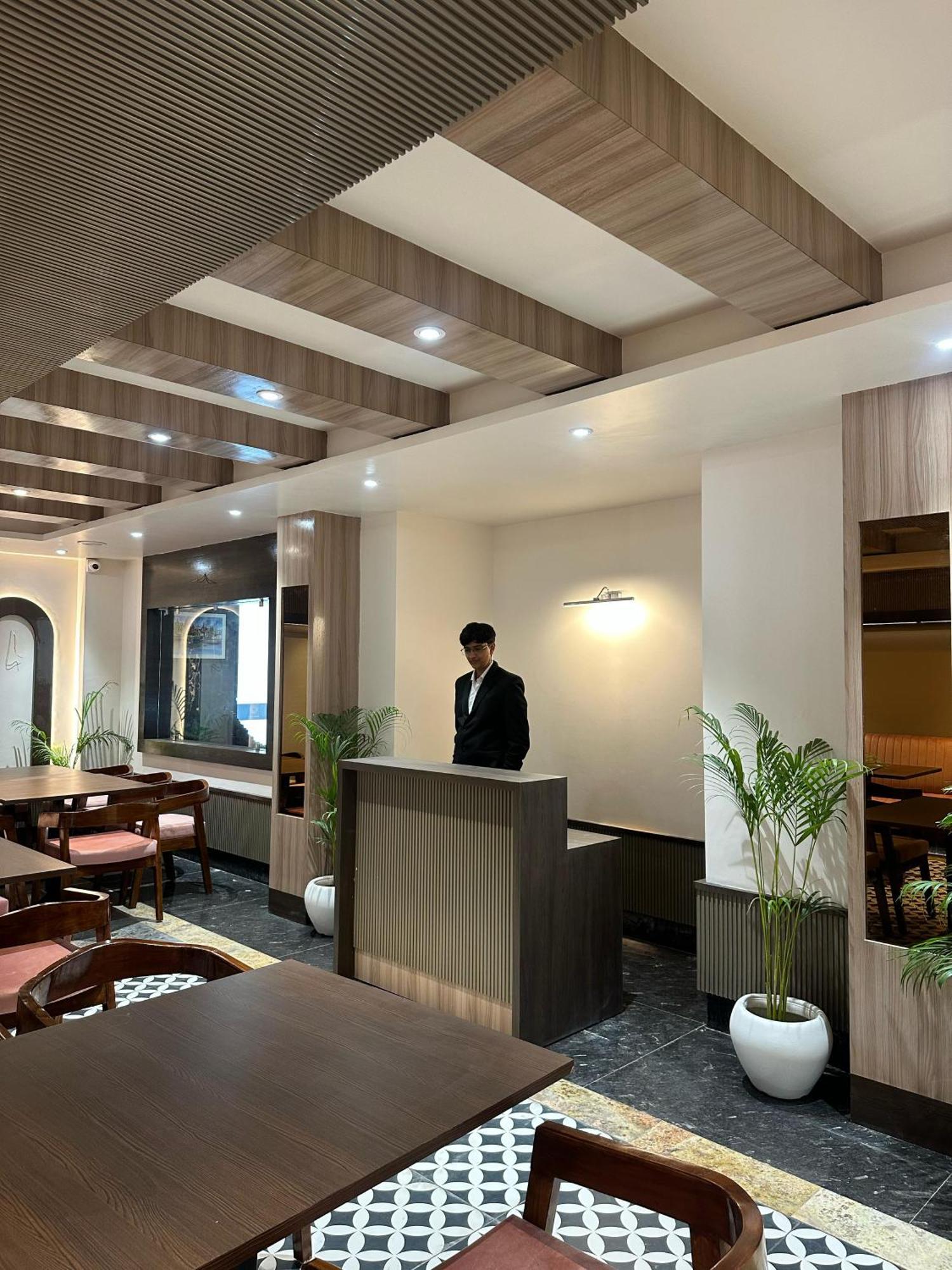 Hotel Sainik Grand Varanasi Dış mekan fotoğraf